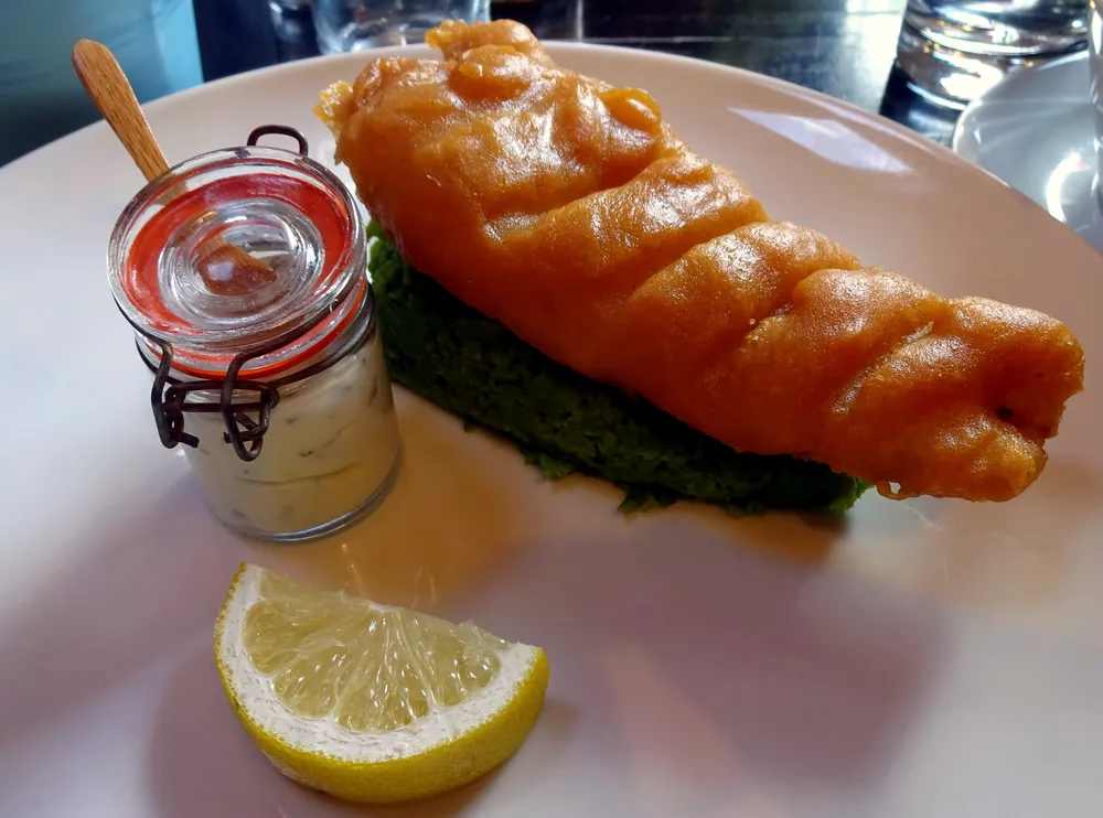 Fish in beer batter with mushy peas and tartare sauce (stock photo)
