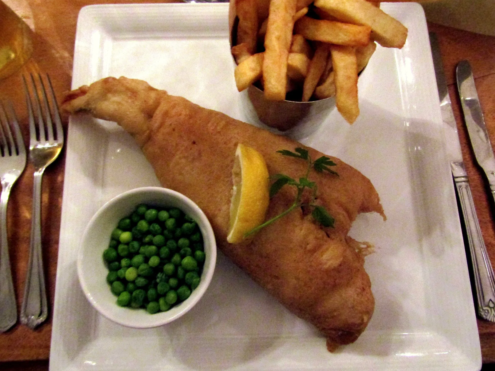Battered haddock with peas and lemon (stock photo)