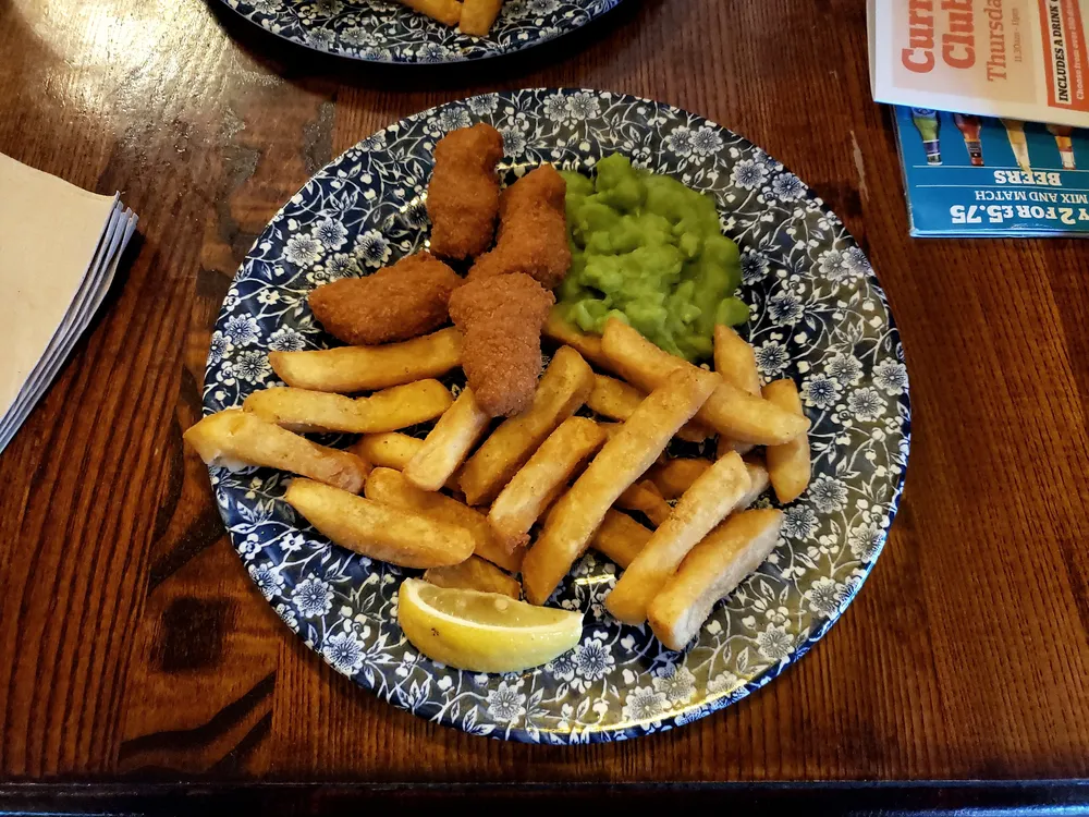 Breaded scampi with chips and mushy peas (stock photo)
